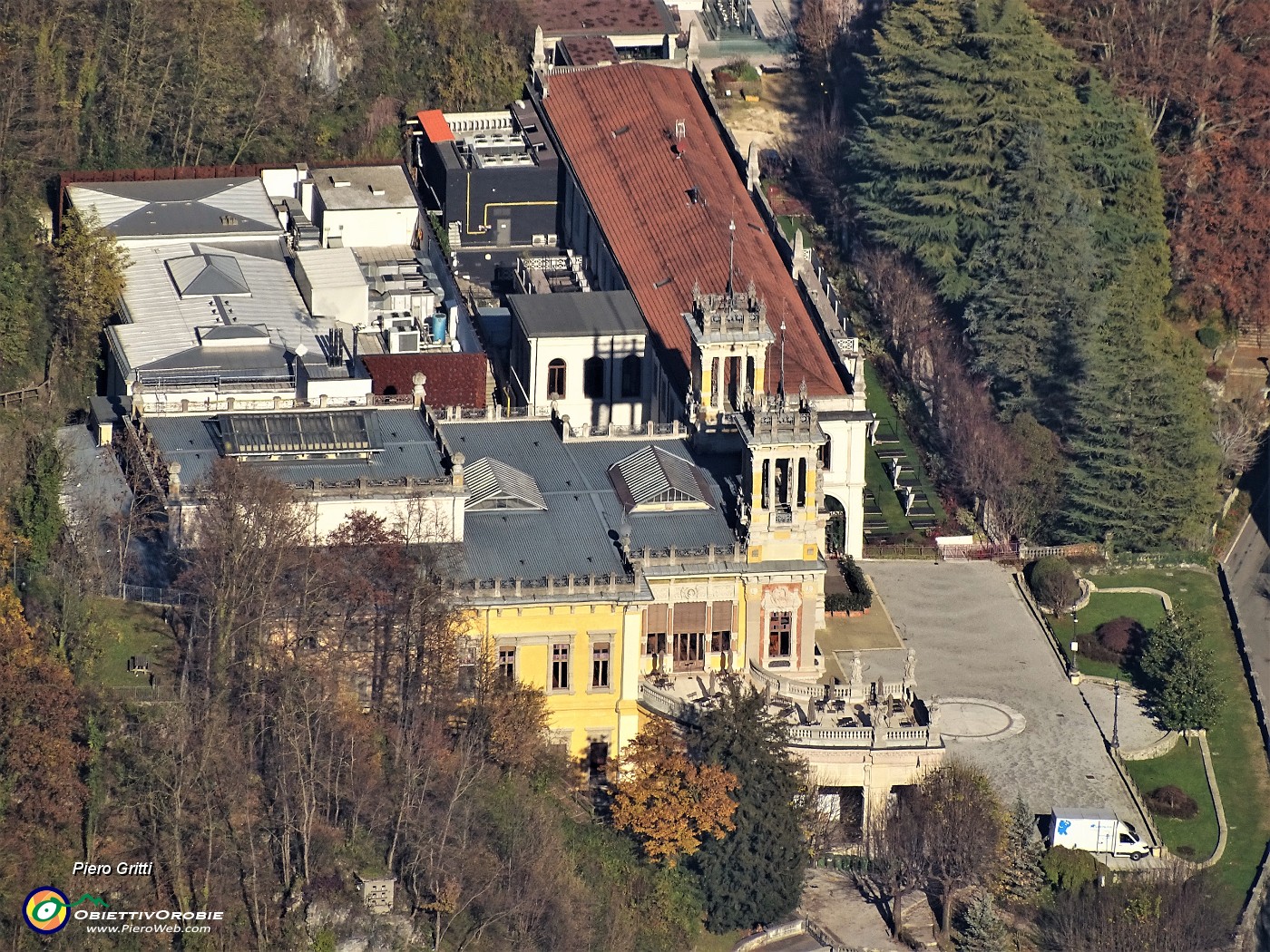 54 Maxi zoom sul complesso del Casino di S. Pellegrino Terme.JPG